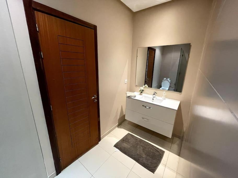 Unit Near Airport Apartment *